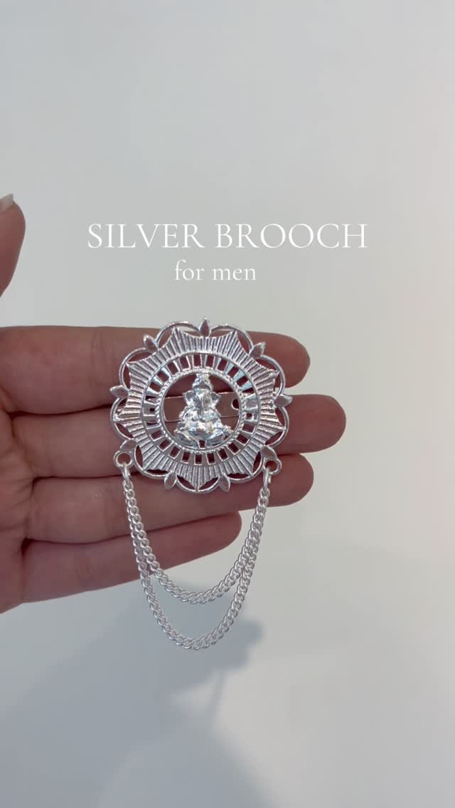 Elevate the look with one brooch - View 1
