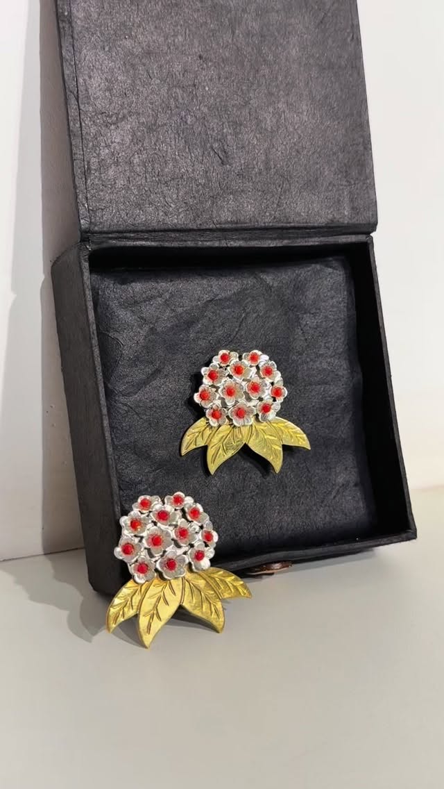 Presenting you our LALIGURANS BROOCH - View 1